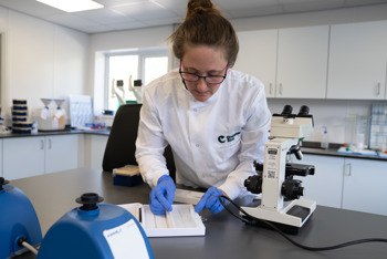 2025 04 Rhiannon Bolton Zoo Postdoc Fellow Poo Zoo Copyrightcz .2